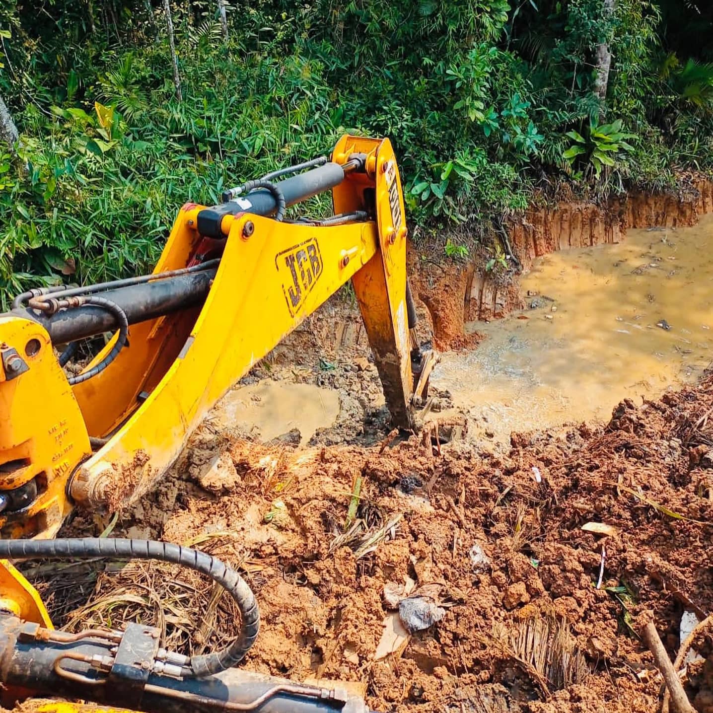 Serviço Realizado: Limpeza/ Alargamento de Rio