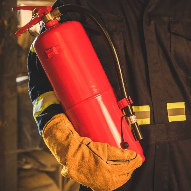Técnico inspecionando extintor