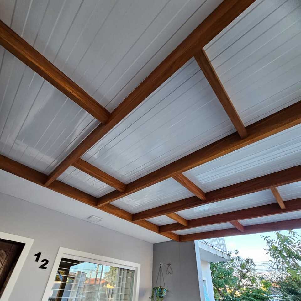 TELHA METÁLICA BRANCA C/ MADEIRA