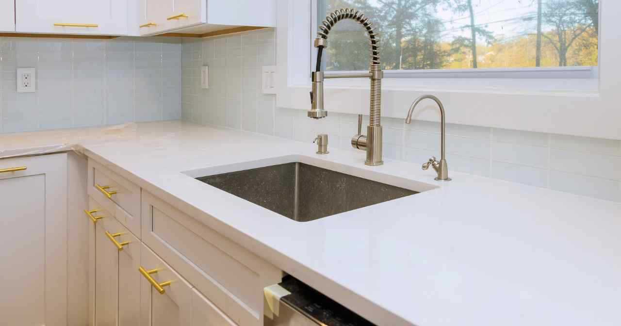 Elegância e Durabilidade: Pias e Bancadas em Mármore, Granito e Quartzo em Joinville