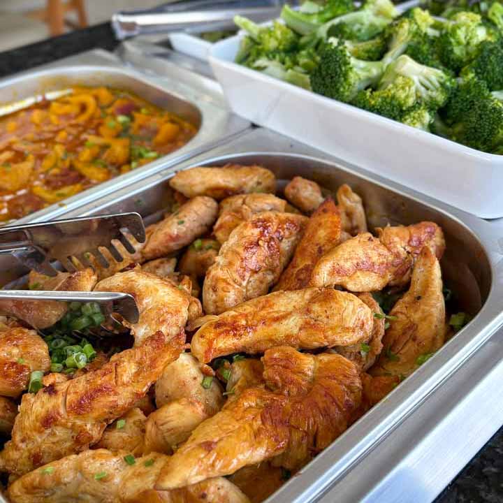 Buffet completo do Restaurante Raízes com variedade de pratos caseiros
