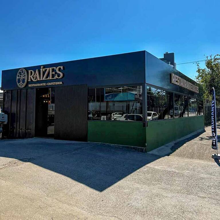 Interior acolhedor do Restaurante Raízes em Joinville com ambiente familiar