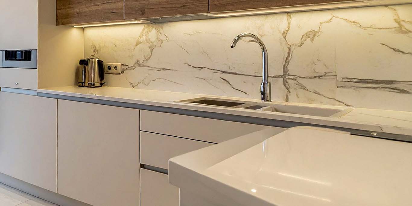 Showroom da Marmoraria Joinville com exposição de materiais