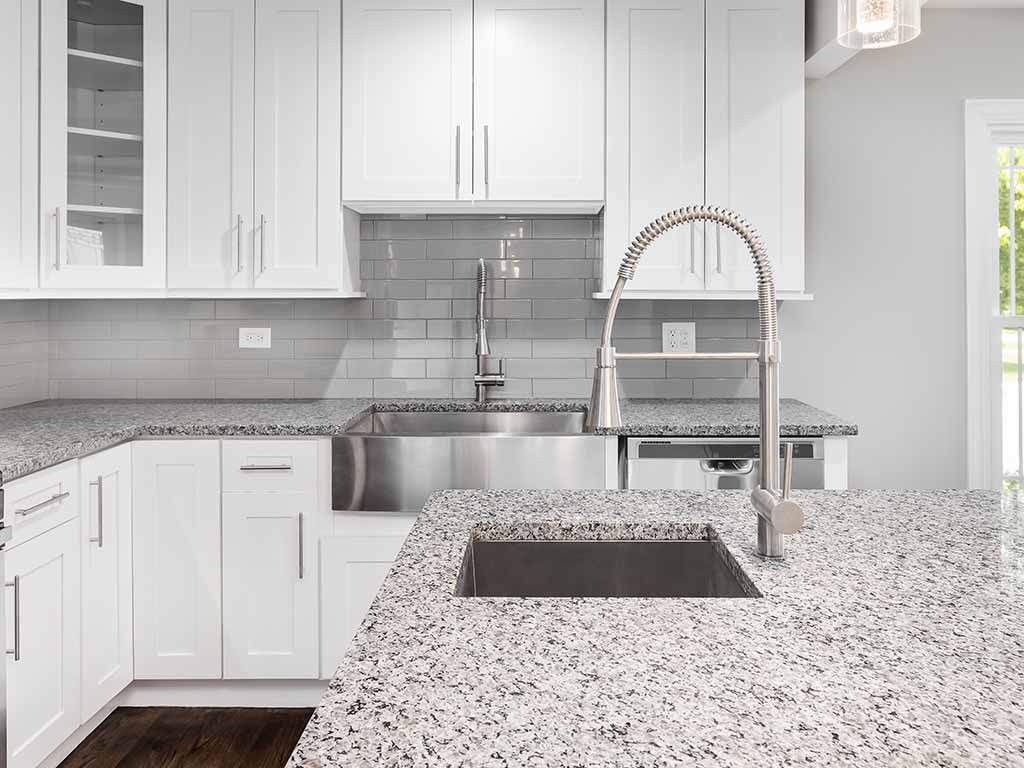 Bancada de cozinha em quartzo com acabamento premium