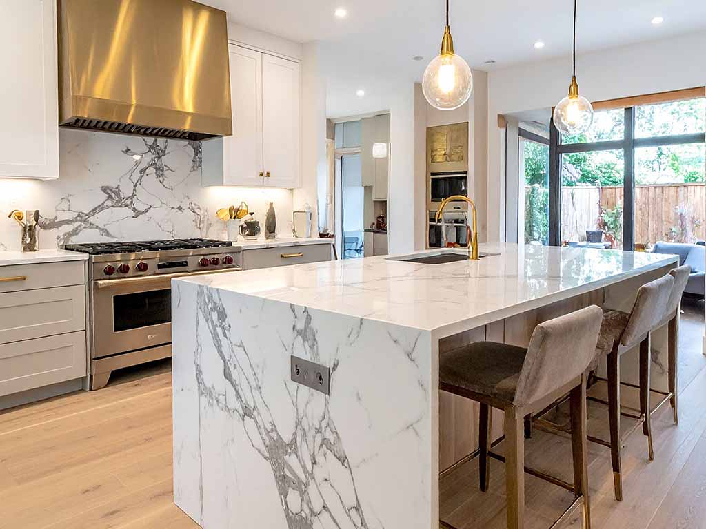 Mesa de jantar com tampo em granito