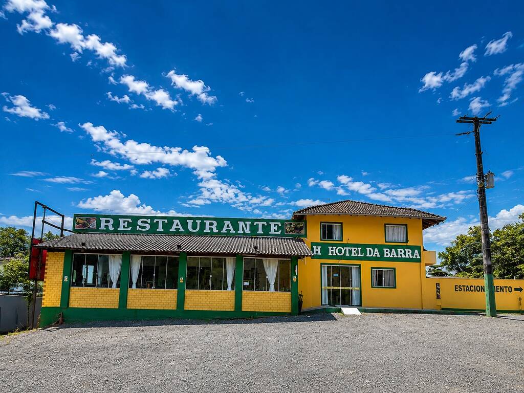 Ambiente limpo e organizado do restaurante em Barra Velha
