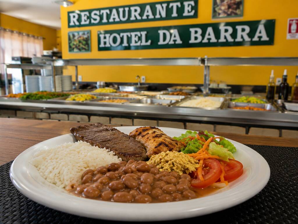 Prato típico de comida caseira brasileira servido no Restaurante da Barra